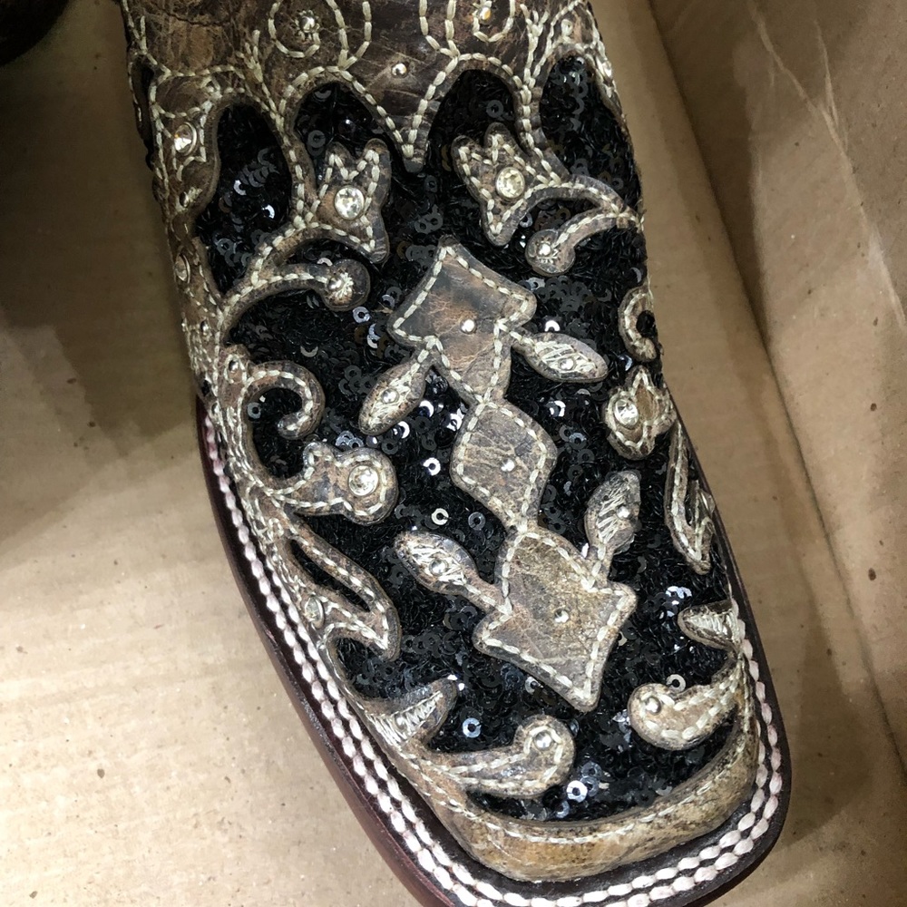 Boots - Picture 4 of 5